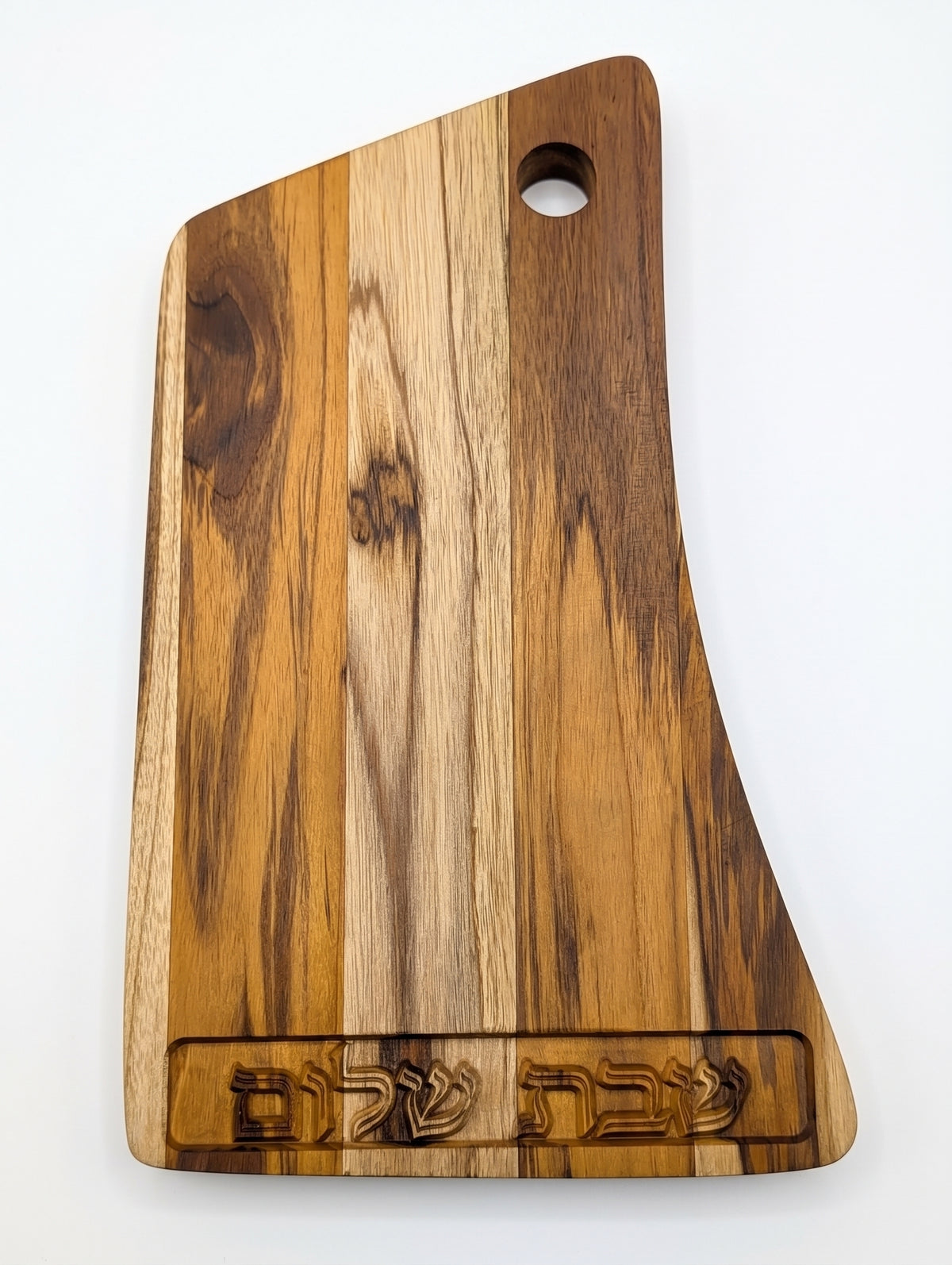 Elegant Wooden Challah Tray – Hand‑Carved ‘Shabbat Shalom’ Hebrew Design