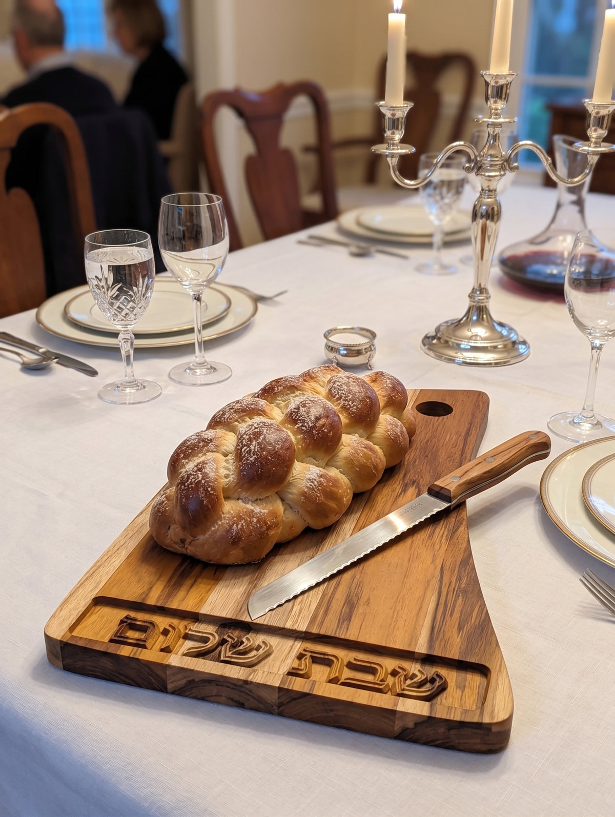 Elegant Wooden Challah Tray – Hand‑Carved ‘Shabbat Shalom’ Hebrew Design