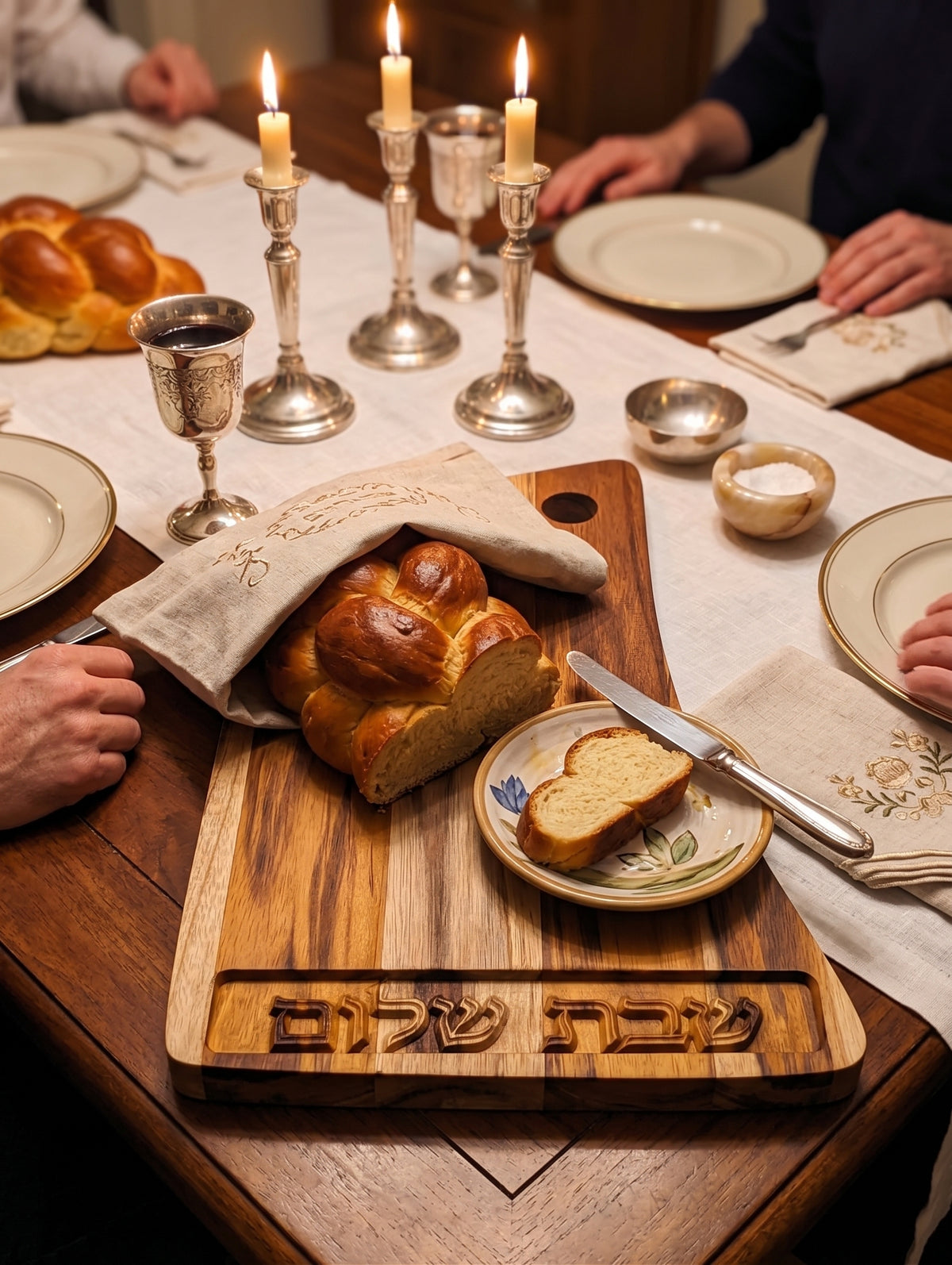 Elegant Wooden Challah Tray – Hand‑Carved ‘Shabbat Shalom’ Hebrew Design